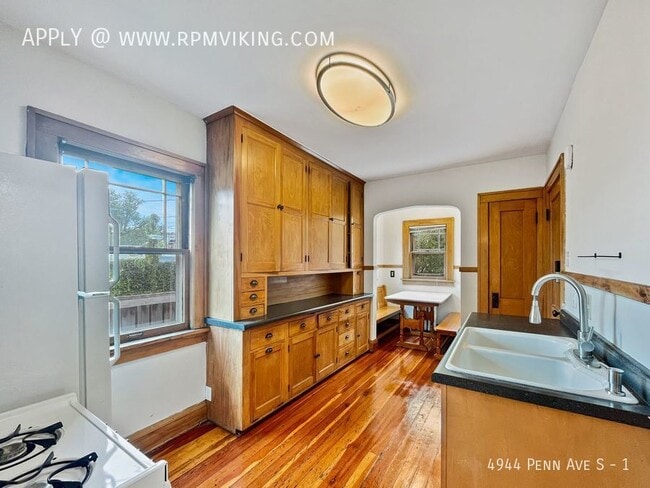 Building Photo - Exceptional 2br 1ba Lower Duplex Unit ~Dep...