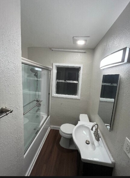 Building Photo - 342 W 10th St