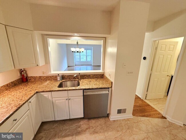 Building Photo - 5506 Whitley Park Terrace