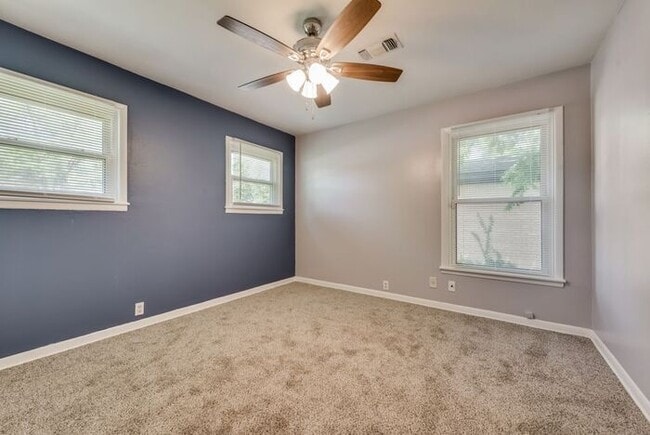 Building Photo - 1014 W Belden St