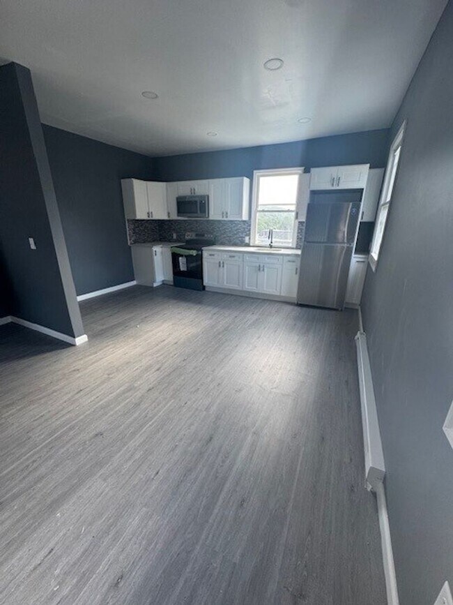 Building Photo - 116 E Ridge St