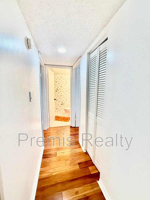 Building Photo - 2900 Cove Cay Dr