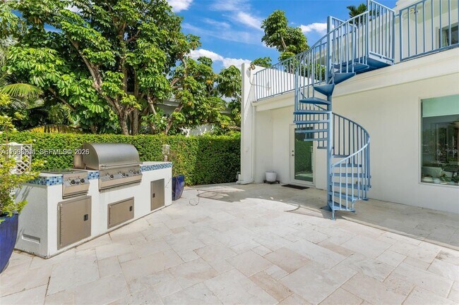 Building Photo - 8900 Bay Dr