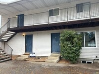 Building Photo - 400 E 4 plex