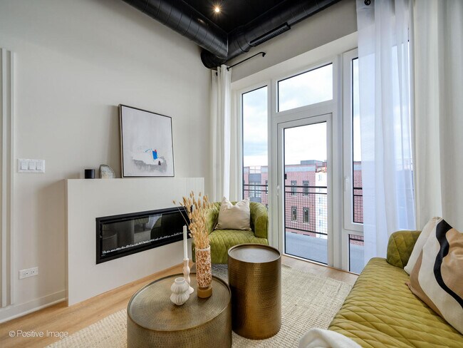 Building Photo - 2725 N Thatcher Ave