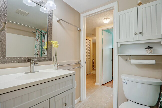 Building Photo - 18081 SE Country Club Dr