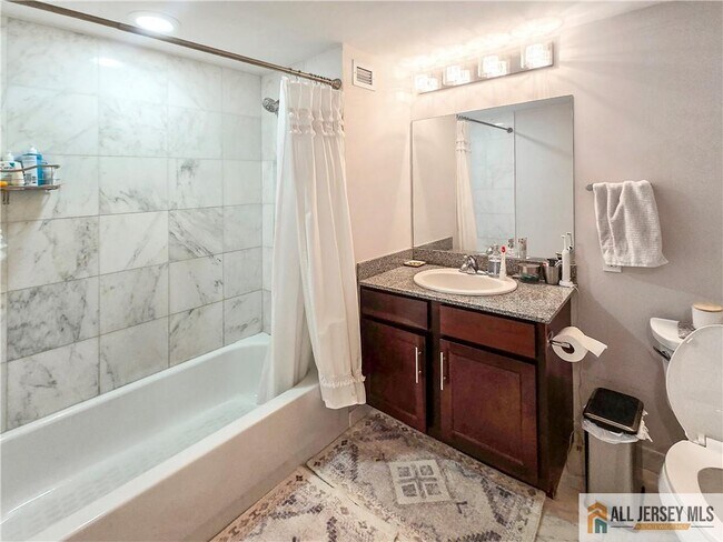 Building Photo - 110 Somerset St