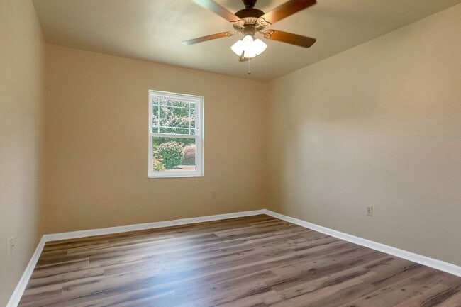 Building Photo - Charming 3BR Ranch Style Home on Quiet Cut...