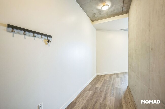Building Photo - Best Value Luxe One Bedroom Downtown