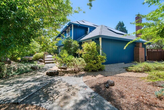 Building Photo - 8 Racquet Ct