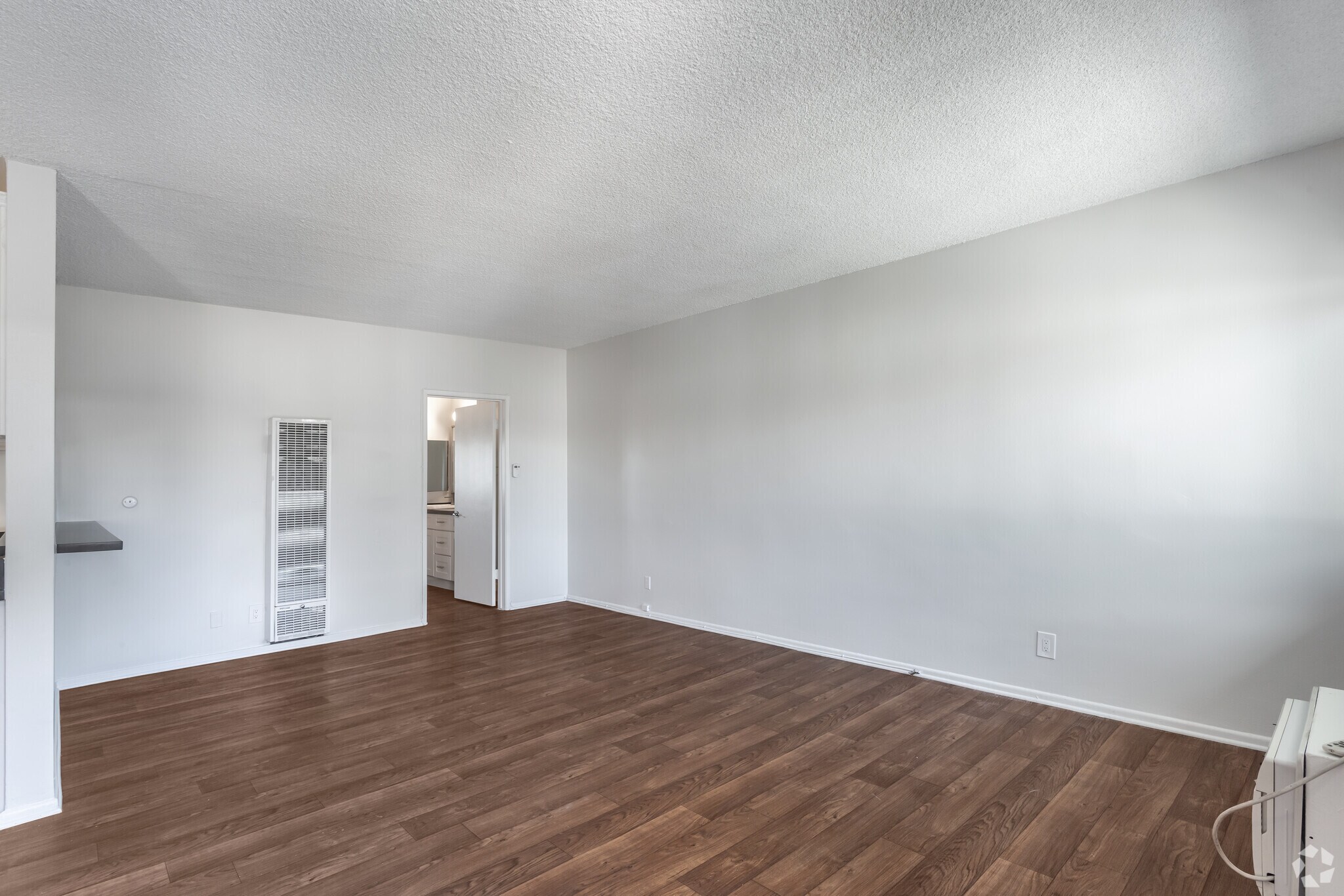 1BR, 1BA - 750 SF - #201 - Reseda On The Park