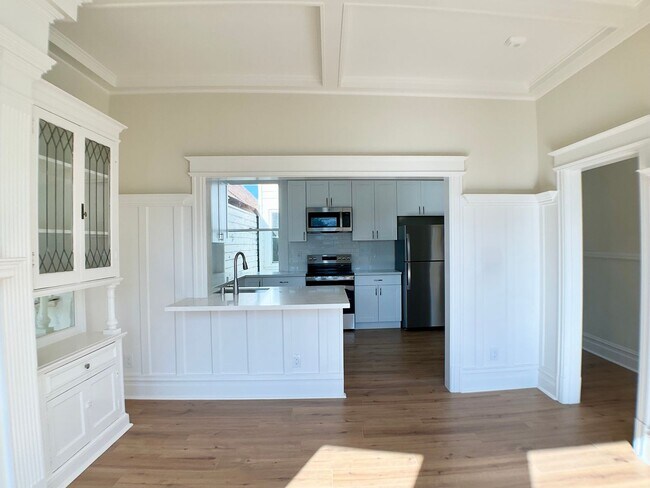 Building Photo - BEAUTIFUL RENOVATION! 4BR/3BA. In Unit Laundry! Dishwasher! Bay Windows!