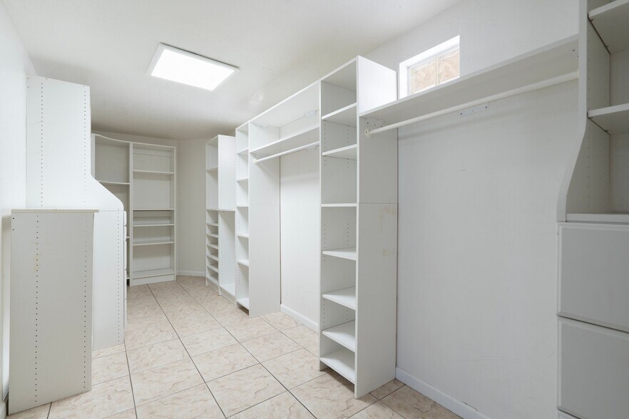 Building Photo - 533 E Deepdale Rd