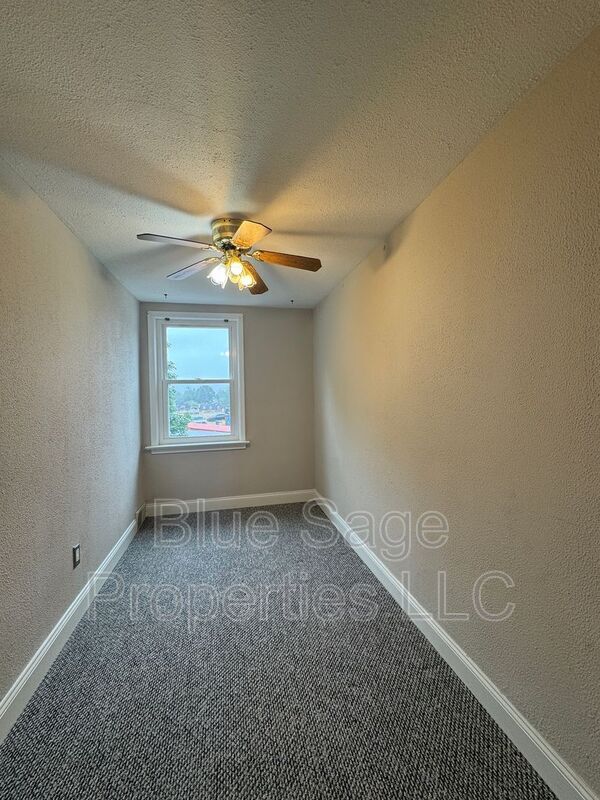 Building Photo - 228 W Wyncliffe Ave