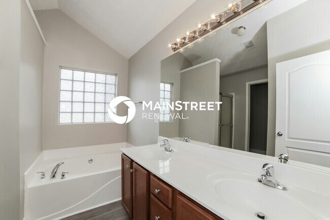 Building Photo - 5 Bedroom Pet-Friendly Home in Douglasville, GA with Main Street Renewal