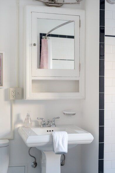 Building Photo - 2015 NW Flanders St