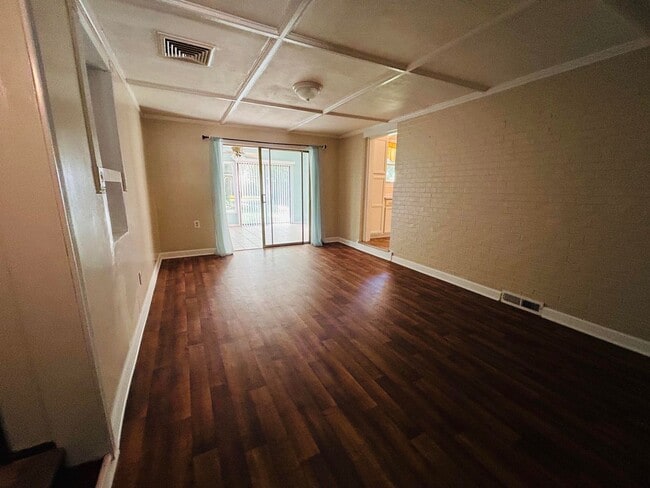 Building Photo - Fabulous 3 bedroom 2 bathroom Ranch home in Lawndale Homes area in NW Greensboro. Huge yard.