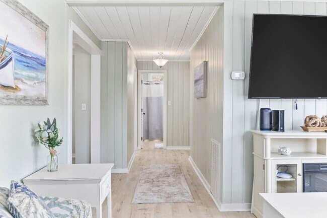 Building Photo - Gorgeous Totally Remodeled 3/2 in Garden C...
