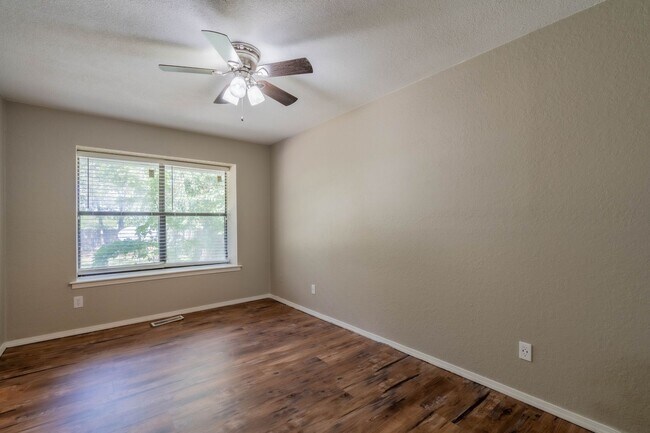 Building Photo - 3 Bed / 2 Bath in Tulsa!