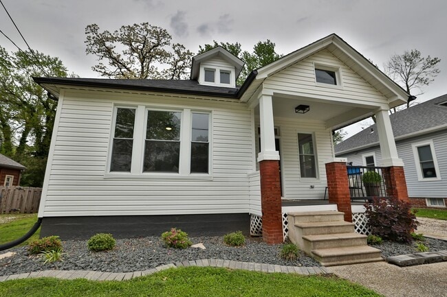 Building Photo - Newly Renovated Single Family Home