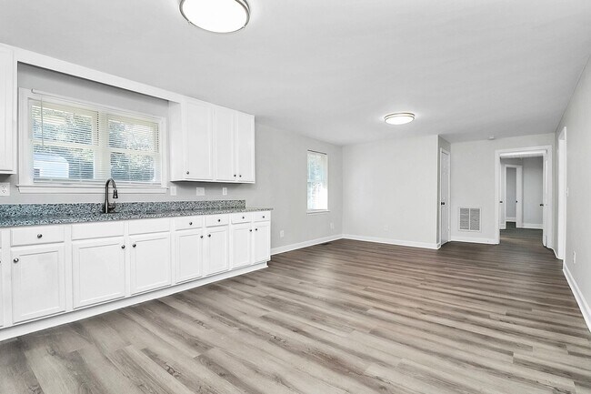 Building Photo - Newly renovated home - 3 Bed/2 Bath