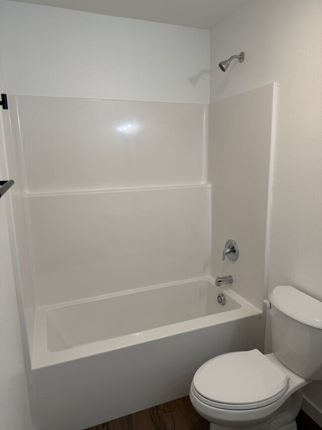 Building Photo - Brand new 3 bedroom 3 full bath townhouse in Thurston!