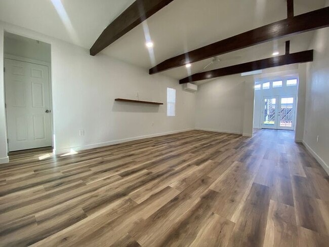 Building Photo - Stunning 2 Bed / 2 Bath Home Near Lake Murray!