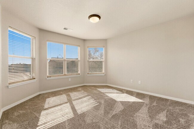 Building Photo - 8931 Hampton Ave NE
