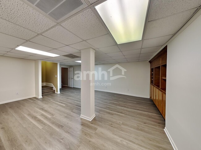 Building Photo - 600 Roundhill Pl