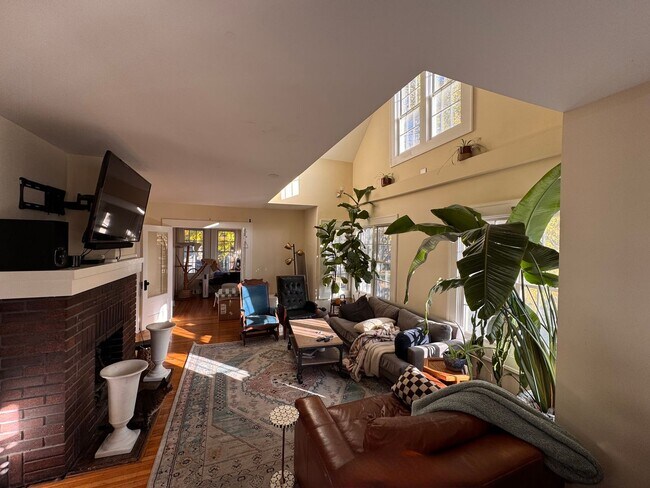 Building Photo - 3910-3912 Thomas Ave South