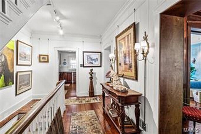Building Photo - Beautiful 2 bedroom/ 2 bathroom apartment located right on Historic Main Street in St. Charles.