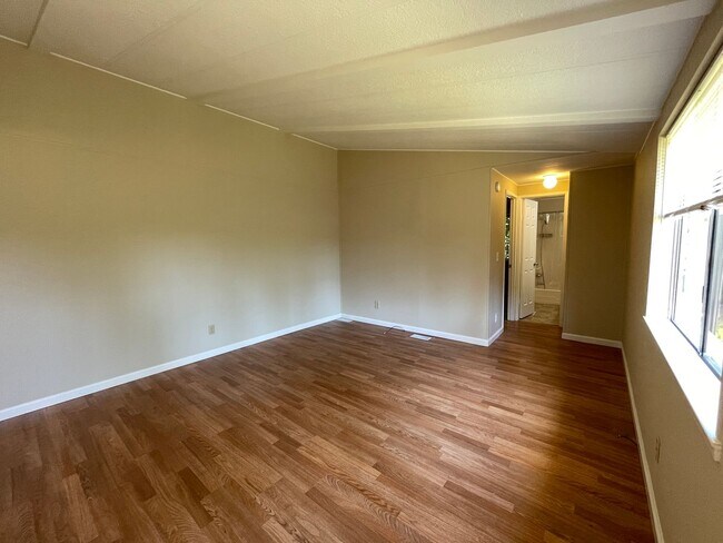 Building Photo - 042-02