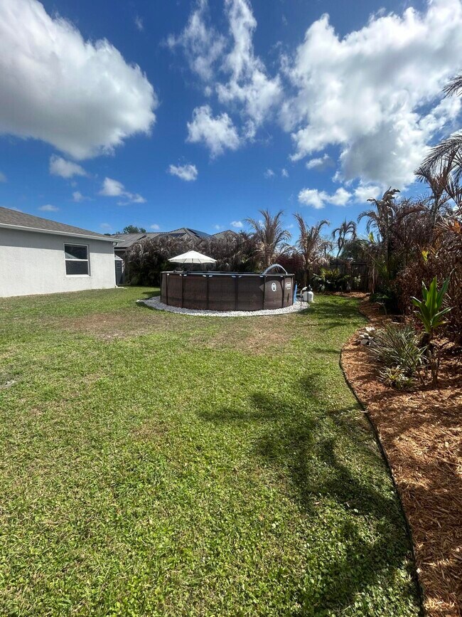 Building Photo - 5840 NW Bates Ave