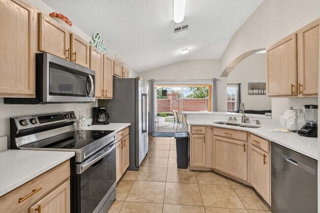 Building Photo - 1550 Casterton Cir