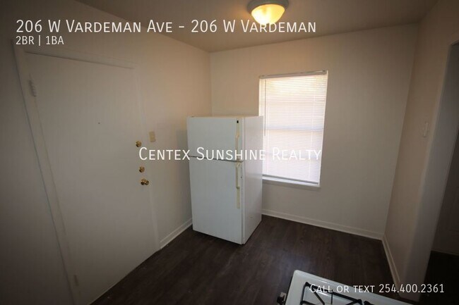 Building Photo - 206 W Vardeman Ave