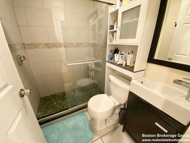 Building Photo - Super Renovated Apt Near NEU!  Laundry in Unit, Spacious and Sunny!