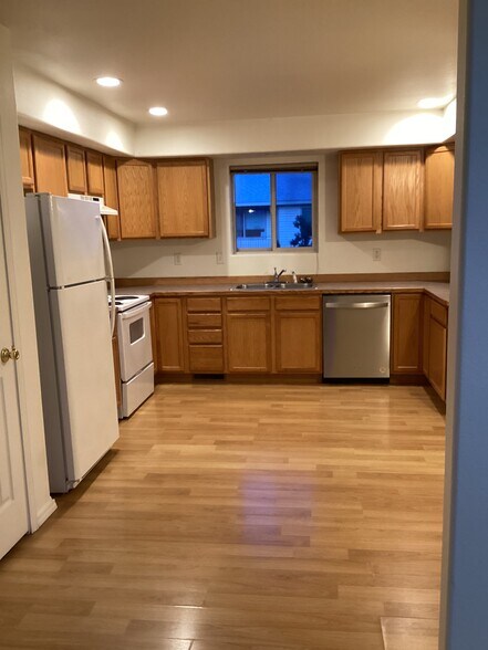 Primary Photo - 10 Oak Ave