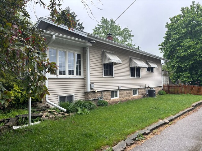 Building Photo - Great House in a great location!