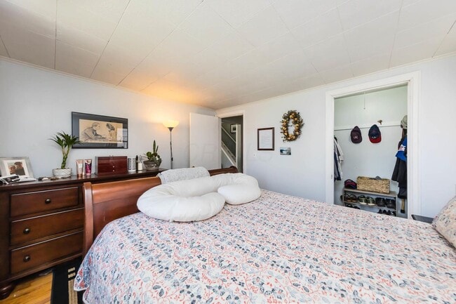 Master bedroom - 175 Rosslyn Ave