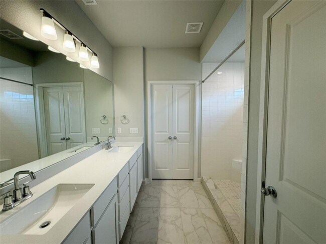 Building Photo - 2205 Vino Dulce