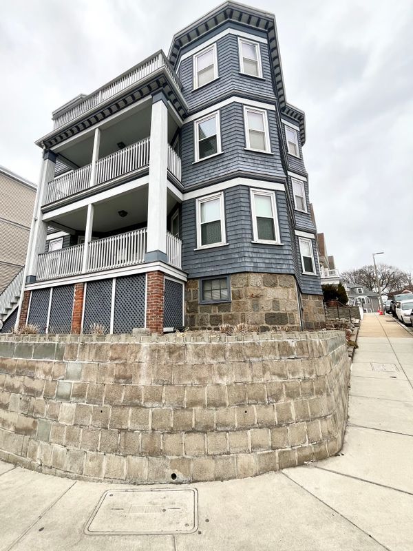 Building Photo - 142 Washington St