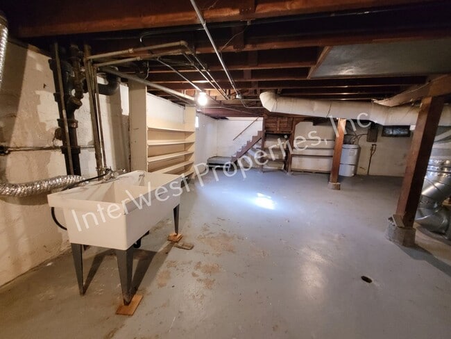 Building Photo - ADORABLE 2 BEDROOM HOUSE IN NORTH PORTLAND WITH LARGE BACK YARD & 2 CAR GARAGE!