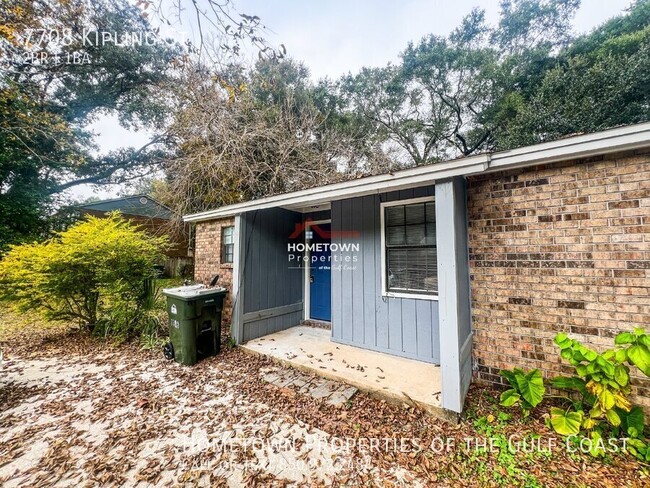 Building Photo - Charming 2-Bedroom Duplex in Pensacola