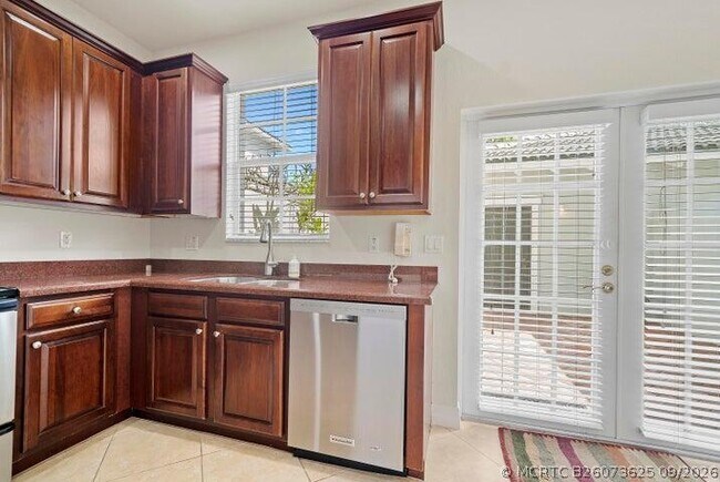 Building Photo - 948 NW 18th Ave