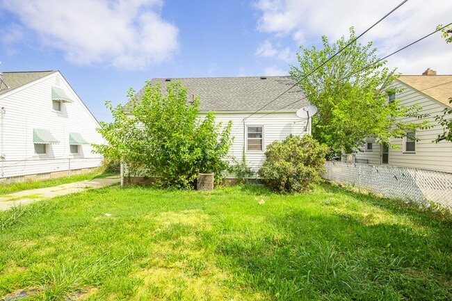 Building Photo - 3 BED 1.5 BATH BEAUTIFUL SINGLE FAMILY HOM...