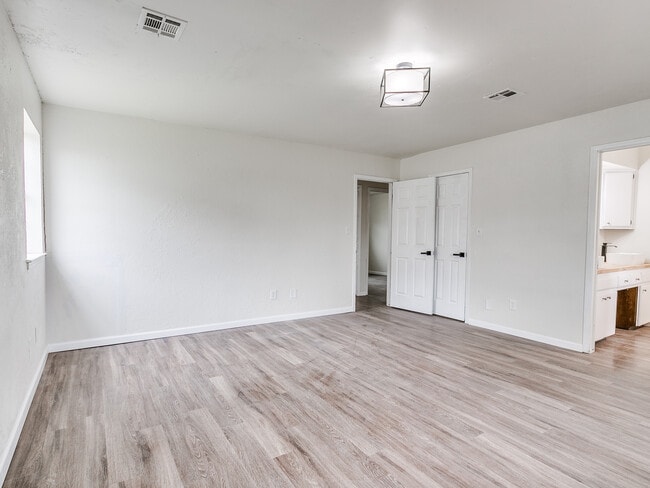 Building Photo - 3300 SW 40th St