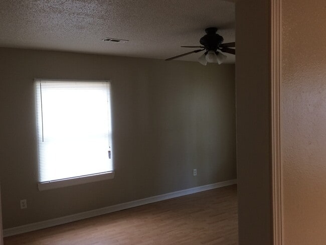 Building Photo - MUST SEE CHARMING HOME!