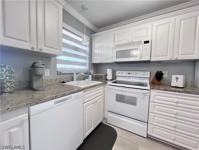 Building Photo - 400 Forest Lakes Blvd