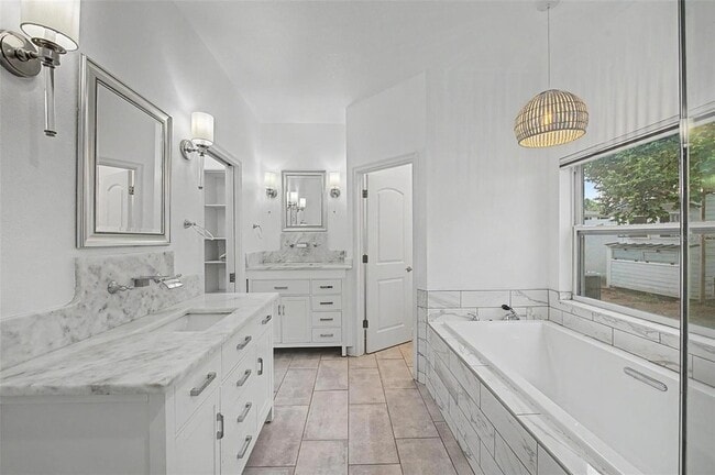 Building Photo - 606 Royal Crest Dr