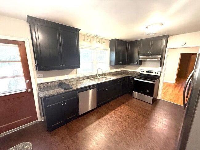 Building Photo - ** 4 Bed 2 Bath located in Dalraida ** Call 334-366-9198 to schedule a self tour